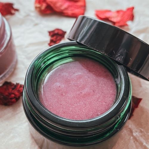 Balsamo detergente ed esfoliante extra-cremoso con polvere di rosa damascena